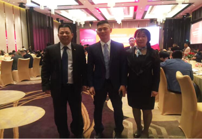 南方略董事長(zhǎng)劉祖軻與皮阿諾櫥柜公司領(lǐng)導(dǎo)合影 南方略董事長(zhǎng)劉祖軻與皮阿諾櫥柜公司領(lǐng)導(dǎo)合影