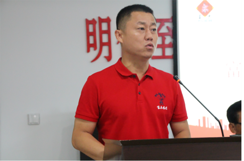 富爾農(nóng)藝營(yíng)銷(xiāo)中心總經(jīng)理李紅巖先生致大會(huì)歡迎辭 富爾農(nóng)藝營(yíng)銷(xiāo)中心總經(jīng)理李紅巖先生致大會(huì)歡迎辭