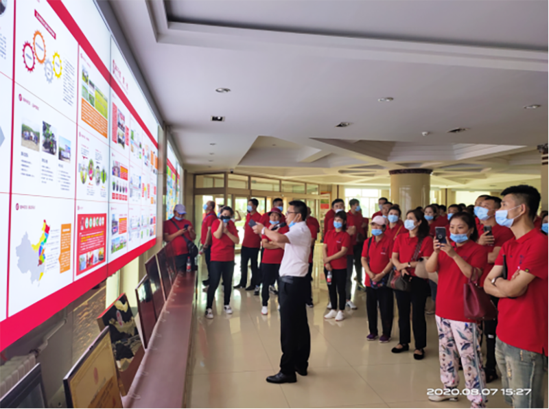 參觀(guān)富爾農(nóng)藝公司企業(yè)文化展廳 參觀(guān)富爾農(nóng)藝公司企業(yè)文化展廳