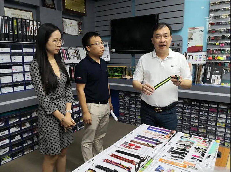 華圣達董事長黃詩華(右一)在介紹公司生產(chǎn)的定制拉鏈 華圣達董事長黃詩華(右一)在介紹公司生產(chǎn)的定制拉鏈