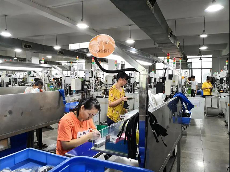 華圣達公司品質檢測人員在進行拉鏈檢測 華圣達公司品質檢測人員在進行拉鏈檢測