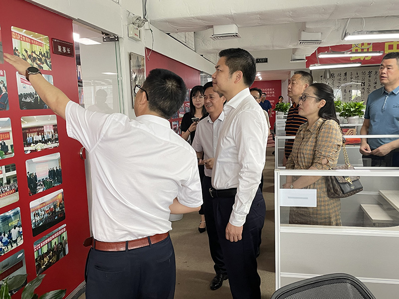 當陽市人民政府領(lǐng)導(dǎo)蒞臨南方略咨詢集團指導(dǎo)工作2