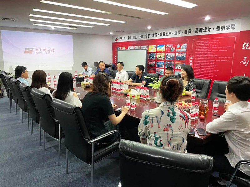 宜昌廣東商會、湖北人民政府駐深、宜昌人民政府駐深等領(lǐng)導(dǎo)與企業(yè)家一行蒞臨南方略咨詢集團(tuán)指導(dǎo)工作2