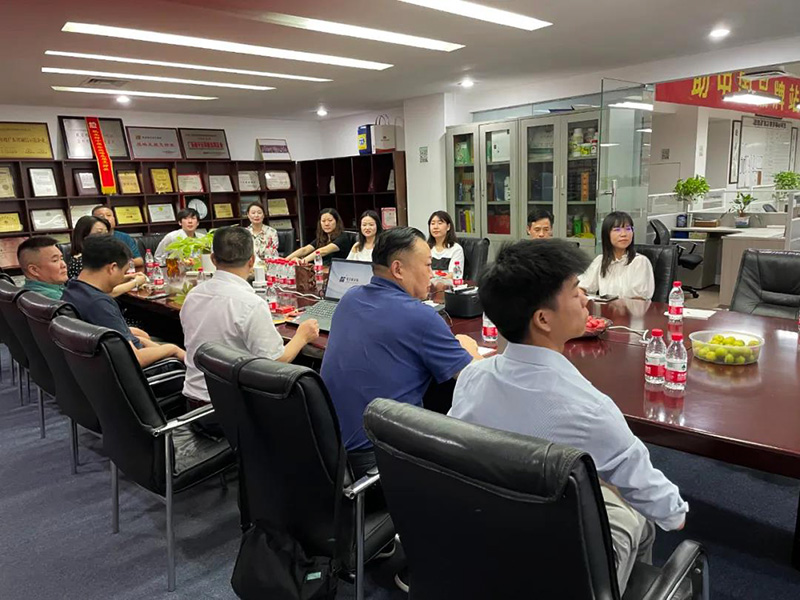 宜昌廣東商會、湖北人民政府駐深、宜昌人民政府駐深等領(lǐng)導(dǎo)與企業(yè)家一行蒞臨南方略咨詢集團(tuán)指導(dǎo)工作3